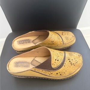 L'Artiste Yellow Floral Leather Clog Mules size 41, rare find!